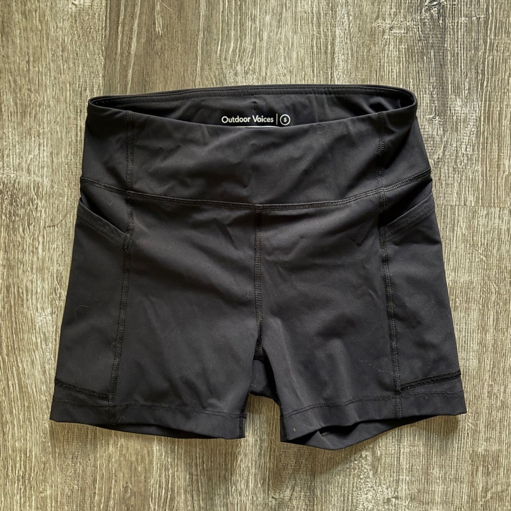 Outdoor Voices Women's Zoom short 3.5” in black size Small EUC